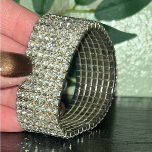 #743-|Vintage Elegant, classy Silver Rhinestone Bracelet. No stones missing.